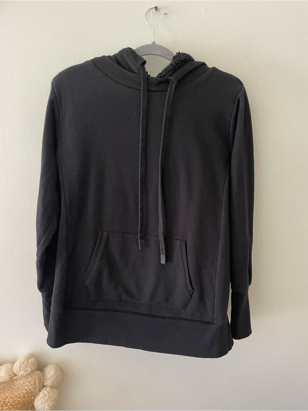 ALO brand black sweatshirt, super soft inside and out. Kangaroo pocket